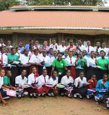 Projekteilnehmende in Uganda mit ihren Hygieneprodukten, 2021.