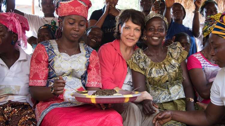 2017-Prominente-Janina-Hartwig-Sierra-Leone-Justfilms-1.jpg Janina Hartwig mit Frauen in Sierra Leone