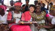 2017-Prominente-Janina-Hartwig-Sierra-Leone-Justfilms-1.jpg Janina Hartwig mit Frauen in Sierra Leone