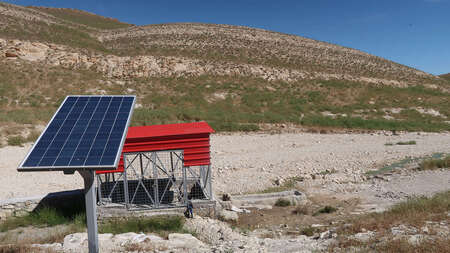 Saubere Energie für den Iran. Die Wasserpumpe wird mir Solarenergie betrieben, 2019.