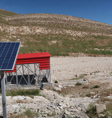 Saubere Energie für den Iran. Die Wasserpumpe wird mir Solarenergie betrieben, 2019.
