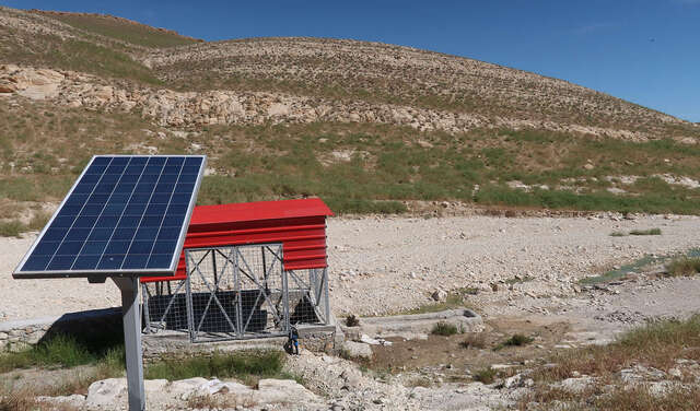 Saubere Energie für den Iran. Die Wasserpumpe wird mir Solarenergie betrieben, 2019.