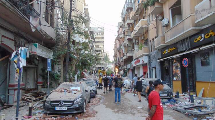 Eine zerstörte Straße nach der Explosion am Hafen.