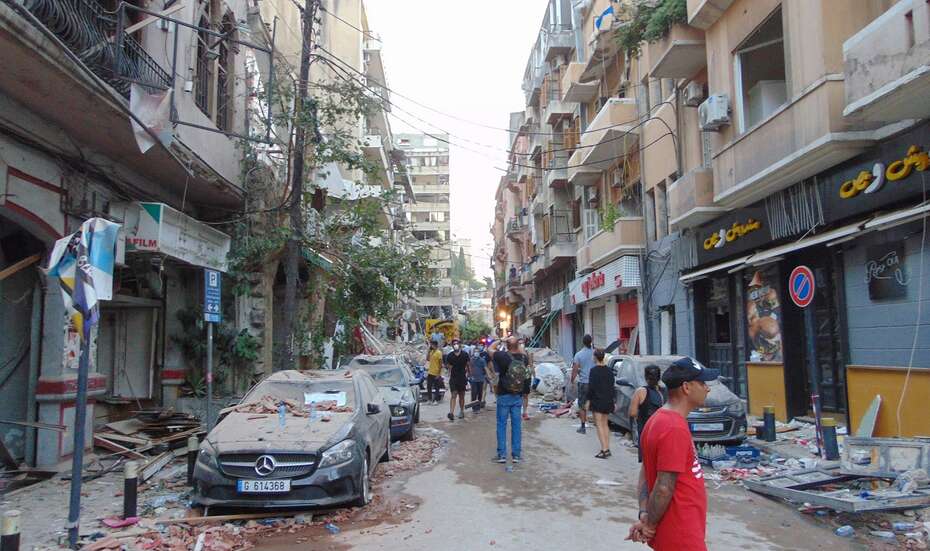 Eine zerstörte Straße nach der Explosion am Hafen.