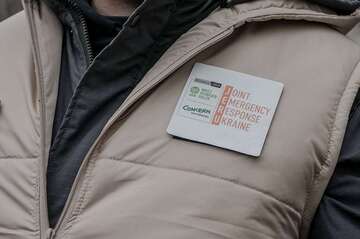 Detailaufnahme von JERU-Mitarbeiter, zu sehen ist das JERU-Logo an seiner Jacke.