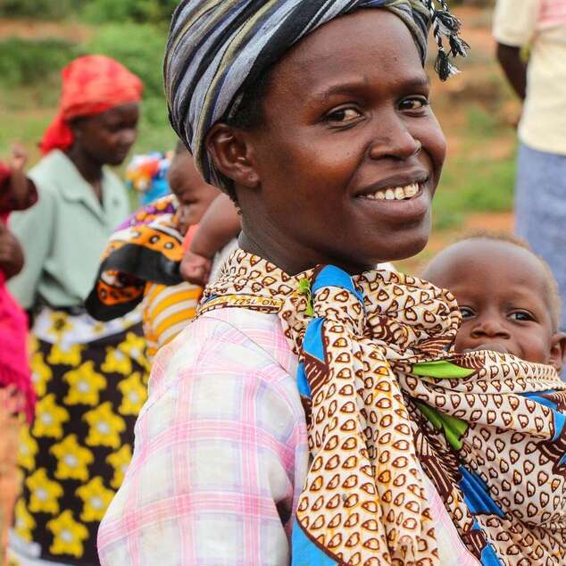 Mutter mit Kind in Kitui County, Kenia.