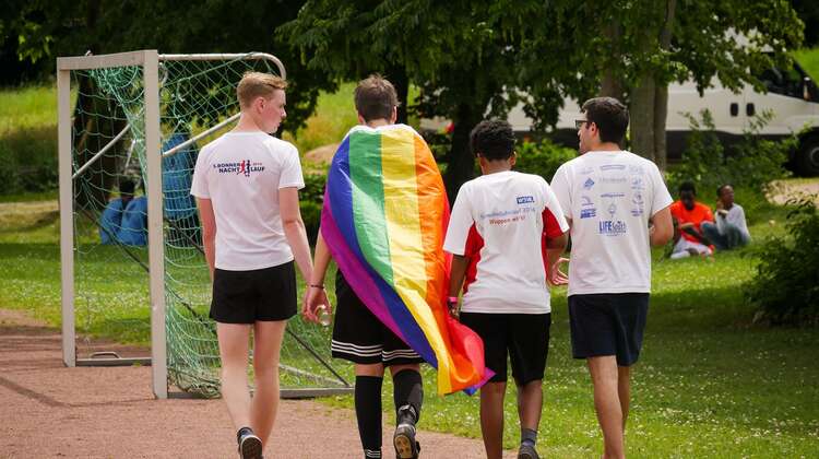2018-zerohunger-footballcup-teilnehmende-fabian-jauss-welthungerhilfe.jpg Fußballspieler laufen nebeneinander am Spielplatz vorbei auf dem #ZeroHunger-FootballCup 2018 in Bonn.