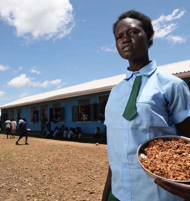 Amok Deng Piol mit ihrer Schulmahlzeit, Aweil, Südsudan 2022