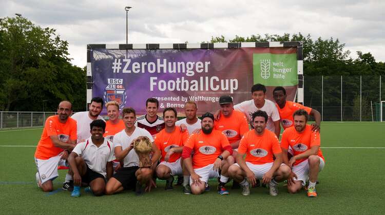 2018-zerohunger-footballcup-gewinnerteam-fabian-jauss-welthungerhilfe.jpg Gruppenbild vom stolzen Gewinnerteam "TheCrew".