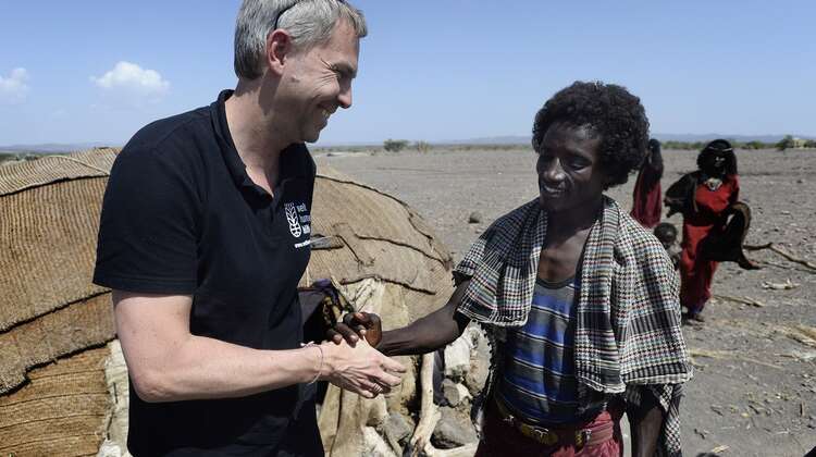 Till Wahnbaeck im Gespräch mit einem Ziegenhirten