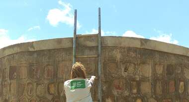 Sandra Schuckmann-Honsel klettert eine Wasseraufbereitungsanlage hinauf.