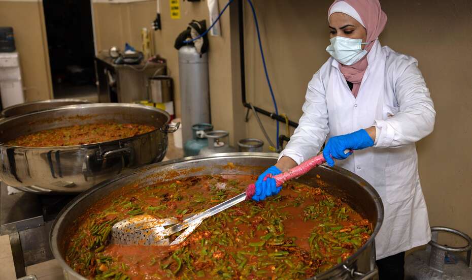 Hatice Hanan kocht in großen Pfannen Mahlzeiten für die Erdbebenopfer in der Türkei