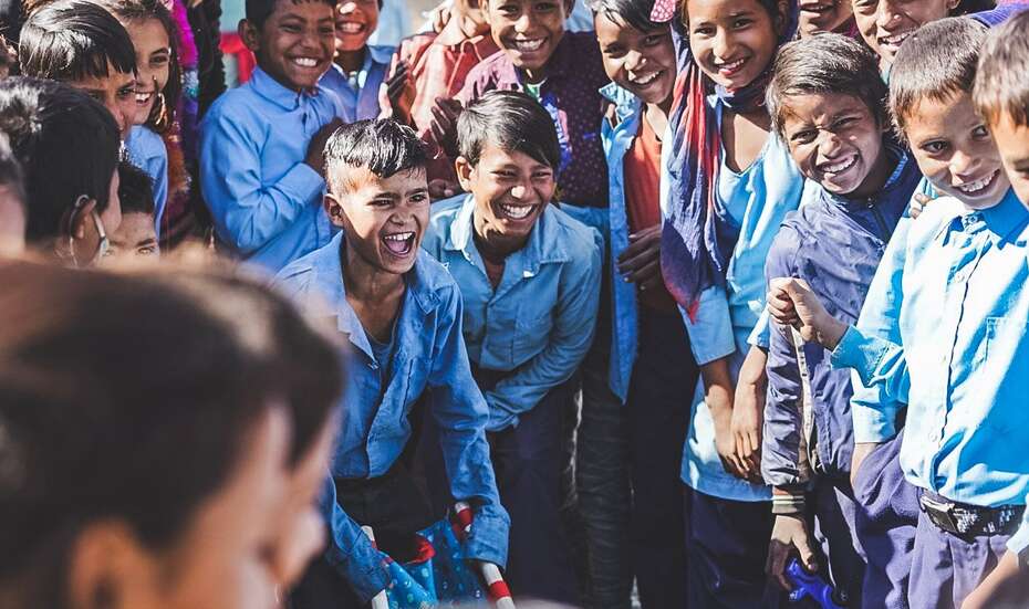 Kinder spielen zusammen, Nepal.