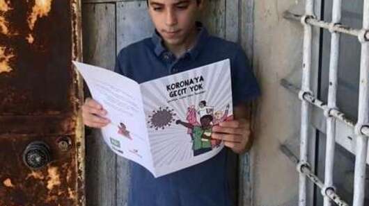 Ein Junge liest in einem Comic, Türkei.