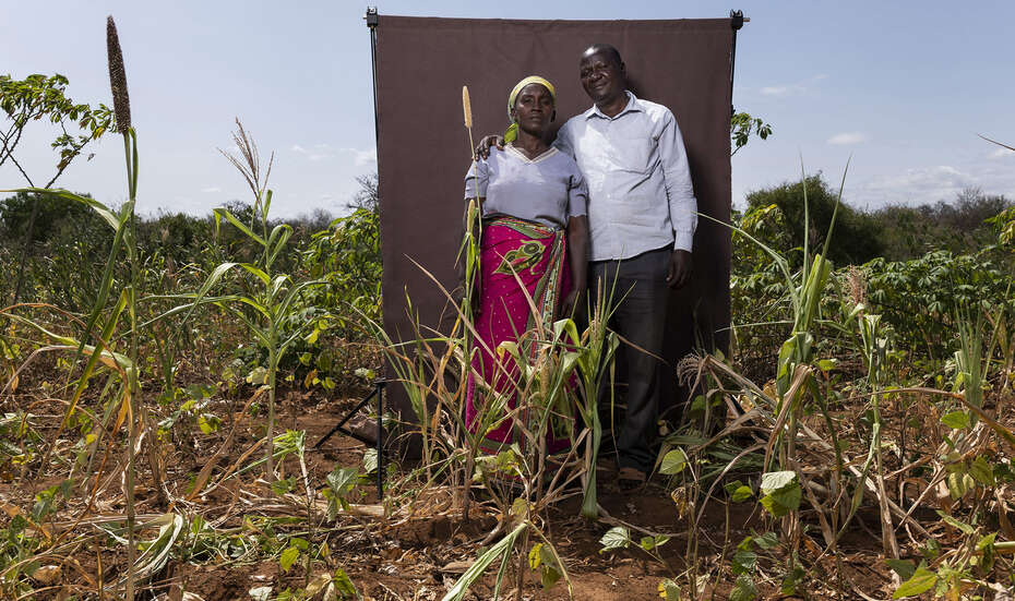 Ein Paar steht zusammen auf einem Feld, Kenia 2021. 