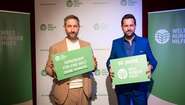 Daniel Boschmann und Matthias Killing halten Schild der Welthungerhilfe in die Kamera.