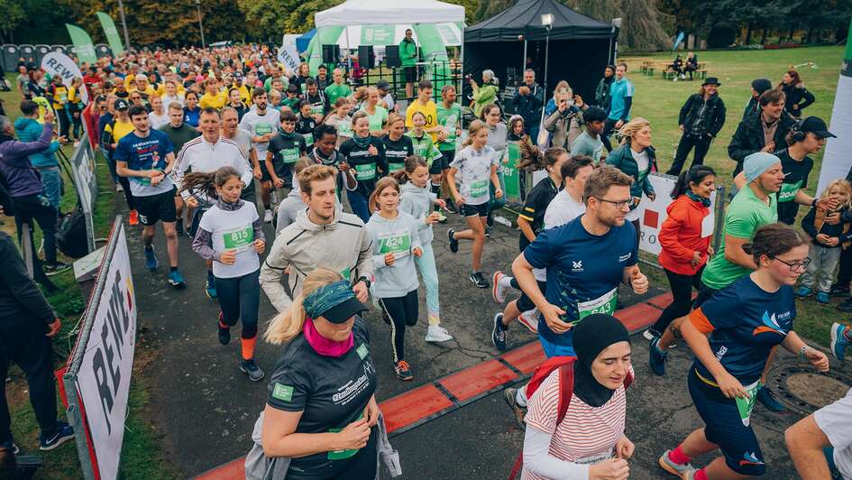 Eine große Gruppe Läuferinnen und Läufer beim ZeroHungerRun.
