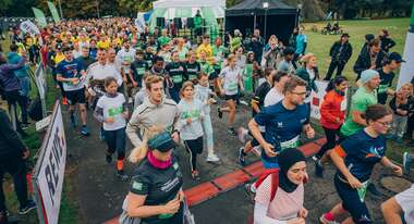Eine große Gruppe Läuferinnen und Läufer beim ZeroHungerRun.