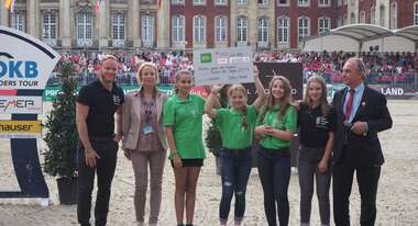 Scheckübergabe vor dem Schloss: Ein großes Dankeschön an Julia Becker, Beirätin von Reiten gegen den Hunger, und Hendrik Snoek, Organisator des Turnieres und großzügiger Spender, sowie an die zahlreichen weiteren Unterstützerinnen und Unterstützer. 