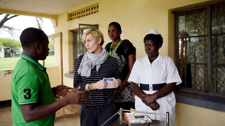 Eine Krankenschwester, ein Welthungerhilfe-Mitarbeiter und Schauspielerin Gesine Cukrowski.