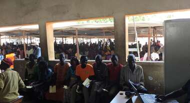 Flüchtlinge warten auf ihre Registrierung.