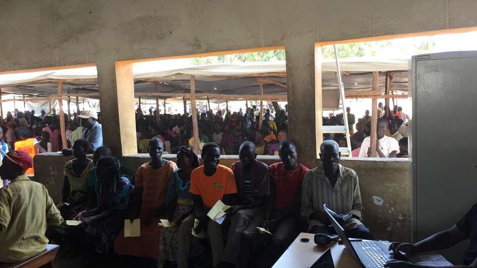 Flüchtlinge warten auf ihre Registrierung.