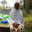 Eine junge Frau sitzt auf einer kleinen Mauer, Äthiopien 2022. 