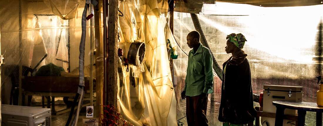 Eltern besuchen ihre vermutlich mit Ebola infizierte 15-jährige Tochter in einem Behandlungszentrum in Beni im Nordosten der D.R. Kongo.