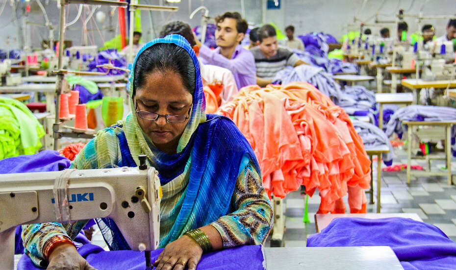 3240px-USAID_s_Firms_Project__10587583886_.jpg Eine Näherin in einer pakistanischen Textilfabrik.