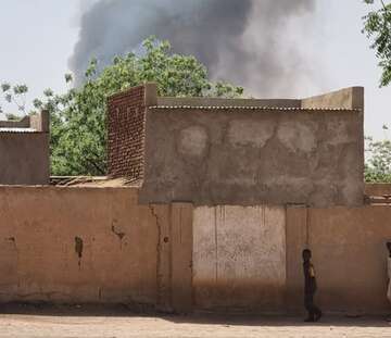 Über Häusern steigt Rauch auf.