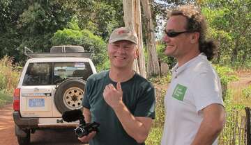 Das Team bei den Dreharbeiten im Regenwald.