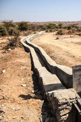 Kanal um den Regen auf die kargen Felder zu lenken