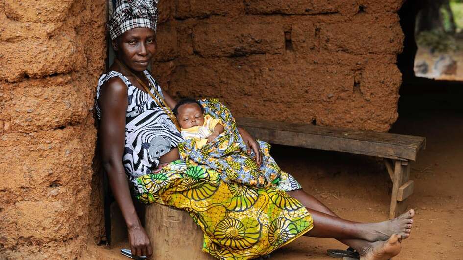 Mutter mit Kind, welches auf ihr schläft