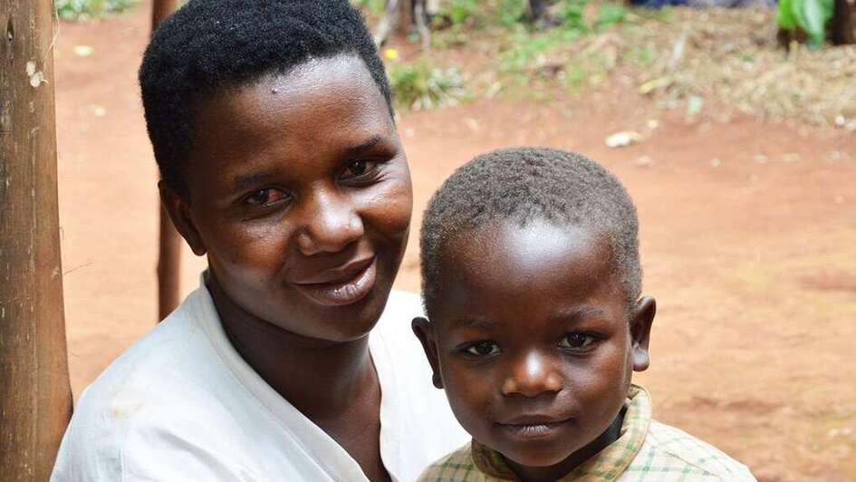 Marie Goreth Twagirayezu mit Clovis auf ihrem Schoß.