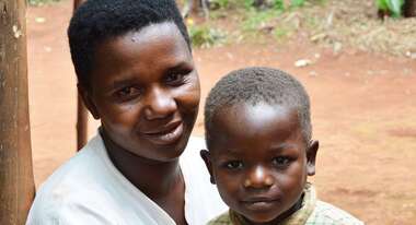 Marie Goreth Twagirayezu mit Clovis auf ihrem Schoß.