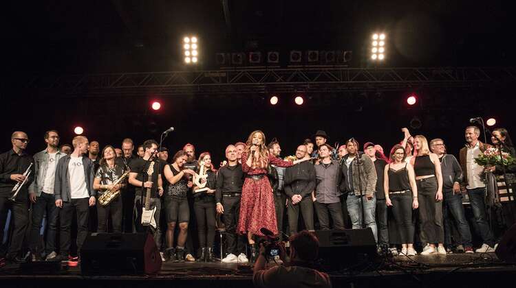 Gruppenfoto aller Bands bei Rock gegen Hunger, Köln, 2019.