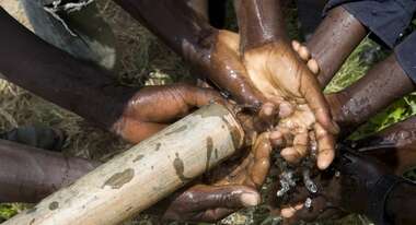 Kinder waschen sich am Brunnen die Hände in Nkayi, Region Matabeleland, in Simbabwe.