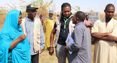 Ein Mitarbeiter der Welthungerhilfe in Niger spricht mit Menschen