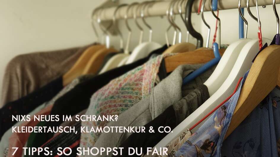 Kleiderstange mit Jacken und Blusen