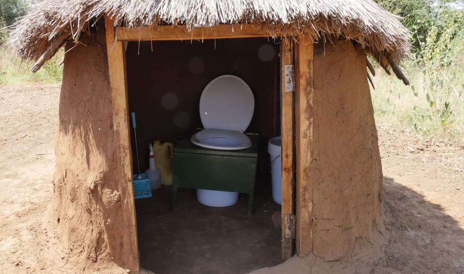Eine Komposttoilette in einer Hütte