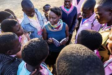 Katherin Longwe im Gespräch in einer Gruppe Menschen