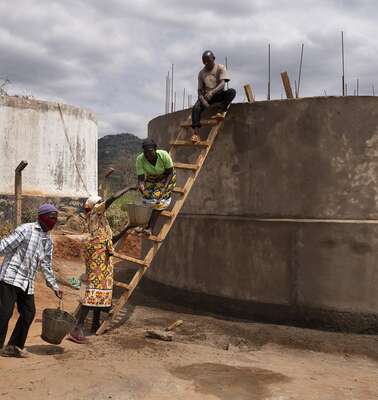 Wasserbewirtschaftung für mehr Klimaresilienz: Ein Wassertank in Kinakoni, Kenia