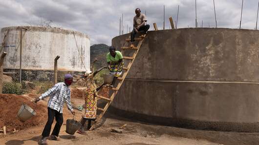 Wasserbewirtschaftung für mehr Klimaresilienz: Ein Wassertank in Kinakoni, Kenia