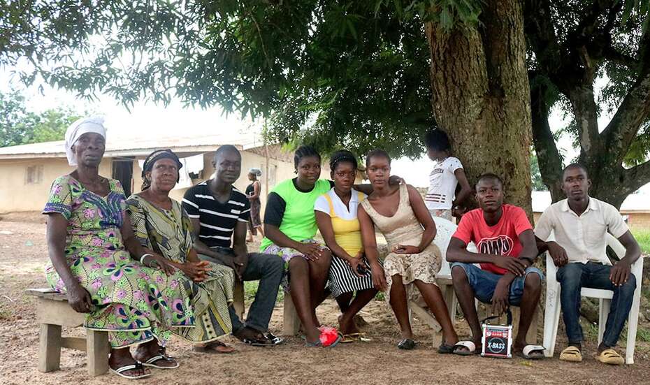 Miss Hygiene in ihrer Dorfgemeinschaft.
