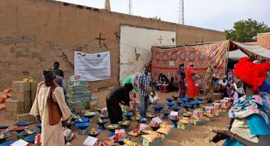 Für eine Lebensmittelverteilung werden Pakete zusammengestellt, Sudan, 2021