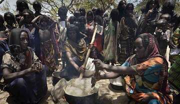 Frauen geben Kindern Essen