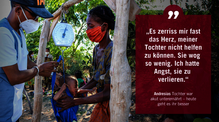 Eine Frau lässt ihr untergewichtiges Kind wiegen, Madagaskar 2021.