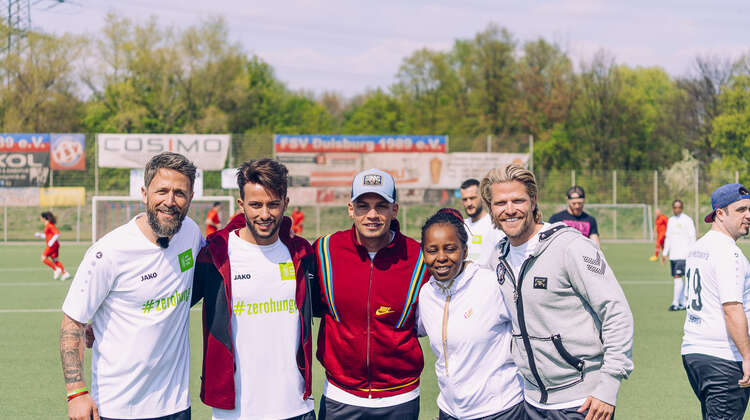 2019-florian-ambrosius-all-stars-fussballspiel-1-bnbagency.JPG Florian Ambrosius mit Pietro Lombardi, Shary Reeves und Paul Janke, alle in Fußballtrikots.