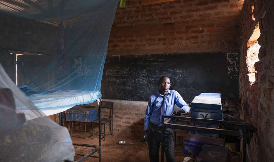 Ein Schüler steht vor der Tafel, Kenia 2021.