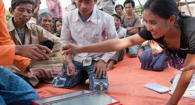 Dorfbewohner sitzen zusammen 